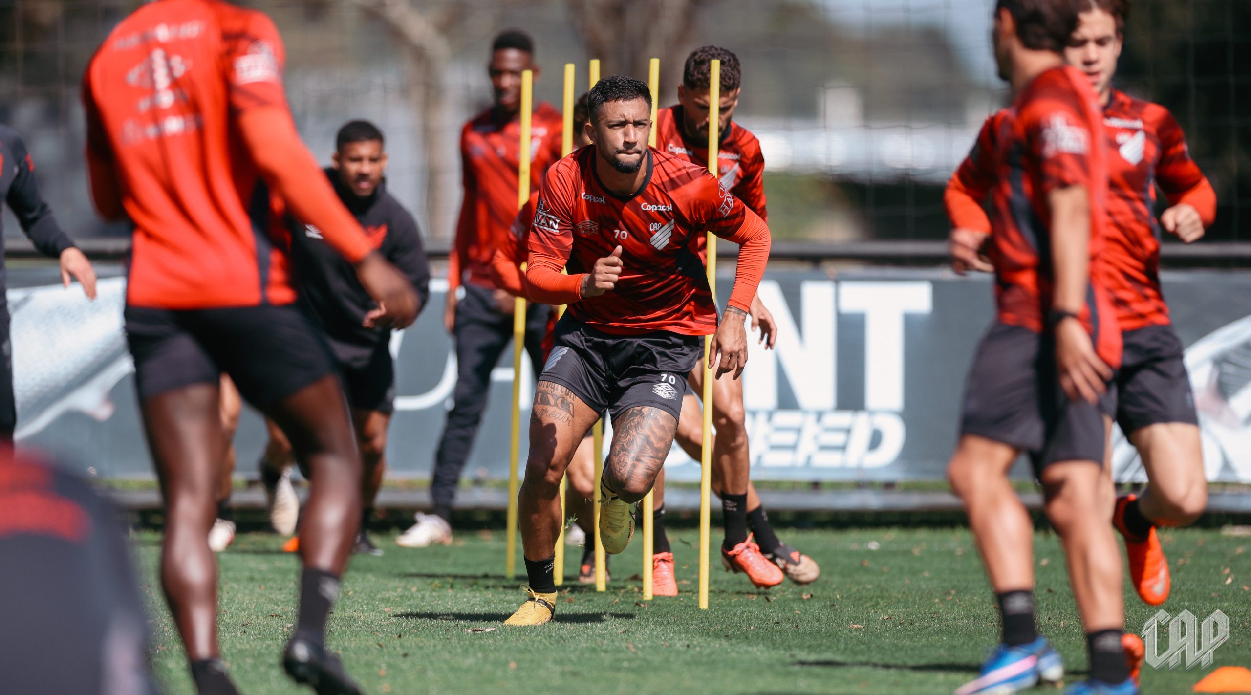 Jogadores do Athletico Paranaense durante o último treino antes da partida contra o Botafogo.